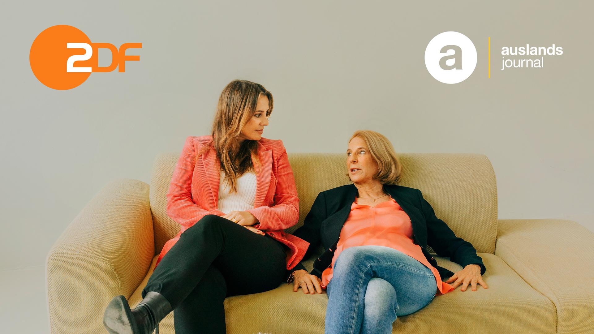Katrin Eigendorf und Jagoda Marinić sitzen auf einem Sofa