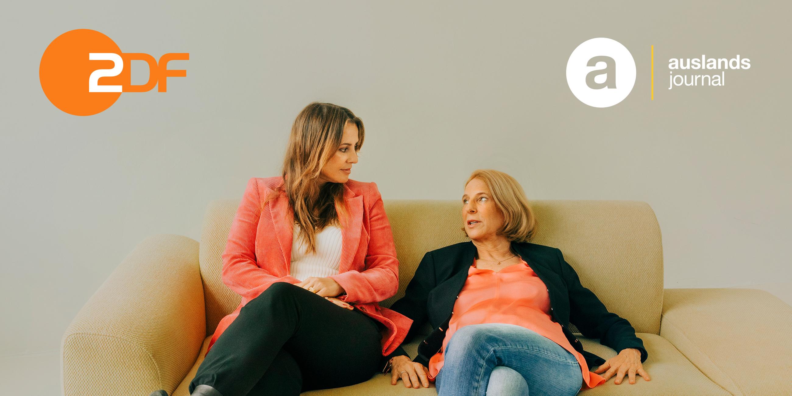 Katrin Eigendorf und Jagoda Marinić sitzen auf einem Sofa