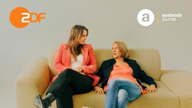 Katrin Eigendorf und Jagoda Marinić sitzen auf einem Sofa