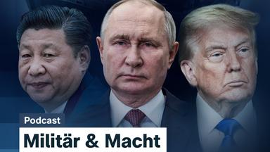Xi Jing-Ping, Putin, und Trump sind zu sehen mit Bildern verschiedener Militär-Technik, wie Flugzeugträger oder Drohnen, als Hintergrund. Oben links ist das ZDF Logo und unten stehen weitere Infos zum Podcast