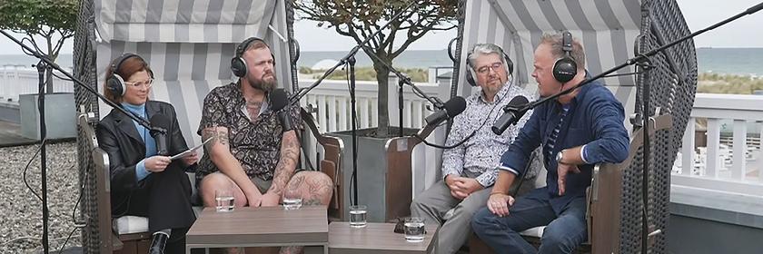 Zu sehen sind Podcast Host Helene Reiner und heute journal-Moderator Christian Sievers mit dem Autor und Sänger der Punkrock-Band "Feine Sahne Fischfilet" Jan Gorkow ("Monchi") und dem Politikwissenschaftler Wolfgang Muno von der Universität Rostock.