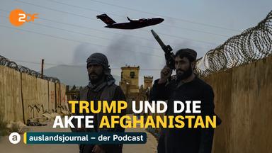 Im Vordergrund stehen zwei Taliban-Kämpfer mit Gewehren zwischen hohen Mauern mit Stacheldraht, im Hintergrund Rauchwolken und zwei Flughafen-Türme, oben in der Bildmitte ein Flugzeug im Steigflug.