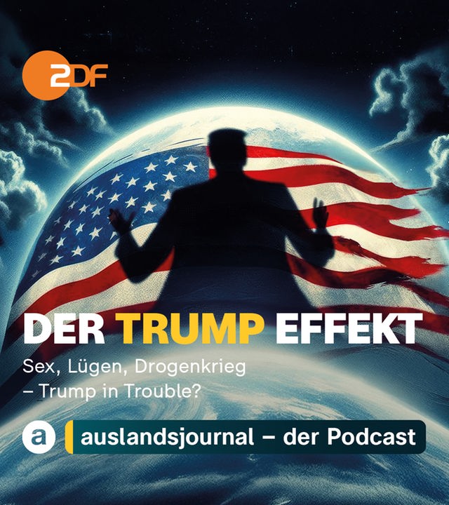 Donald Trump als Schatten mit erhobenen Händen, dahinter Weltkugel mit zerfetzter US-Flagge, unten Schriftzug: Der Trump Effekt - Sex, Lügen, Drogenkrieg 