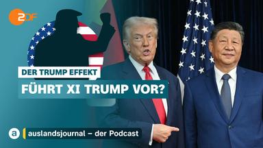 Donald Trump mit erhobener Faust als Schattenriss vor US-Flagge, darunter Schriftzug: "Der Trump Effekt - Führt Xi Trump vor?", rechts Donald Trump und Xi Jinping stehen nebeneinander.