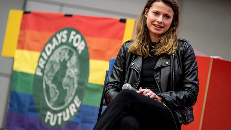 Luisa Neubauer, Fridays for Future, nimmt an der Podiumsdiskussion von Fridays for Future teil.