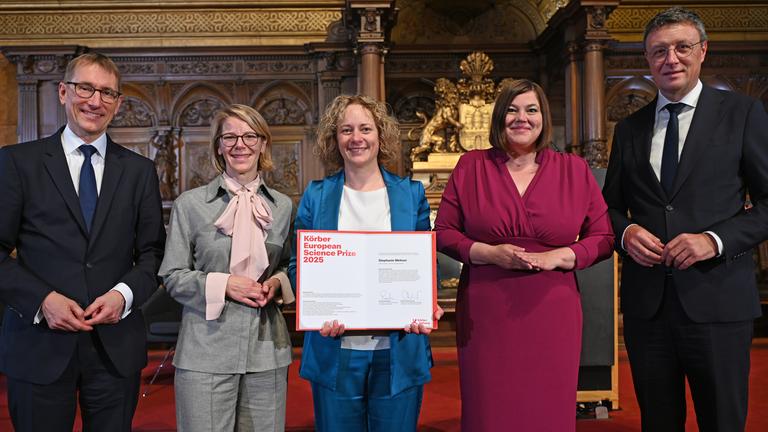 Zweite Bürgermeisterin von Hamburg und Senatorin für Umwelt, Klima, Energie und Agrarwirtschaft, und Patrick Cramer, Präsident der Max-Planck-Gesellschaft, stehen bei der Verleihung des Körber-Preises im Hamburger Rathaus.