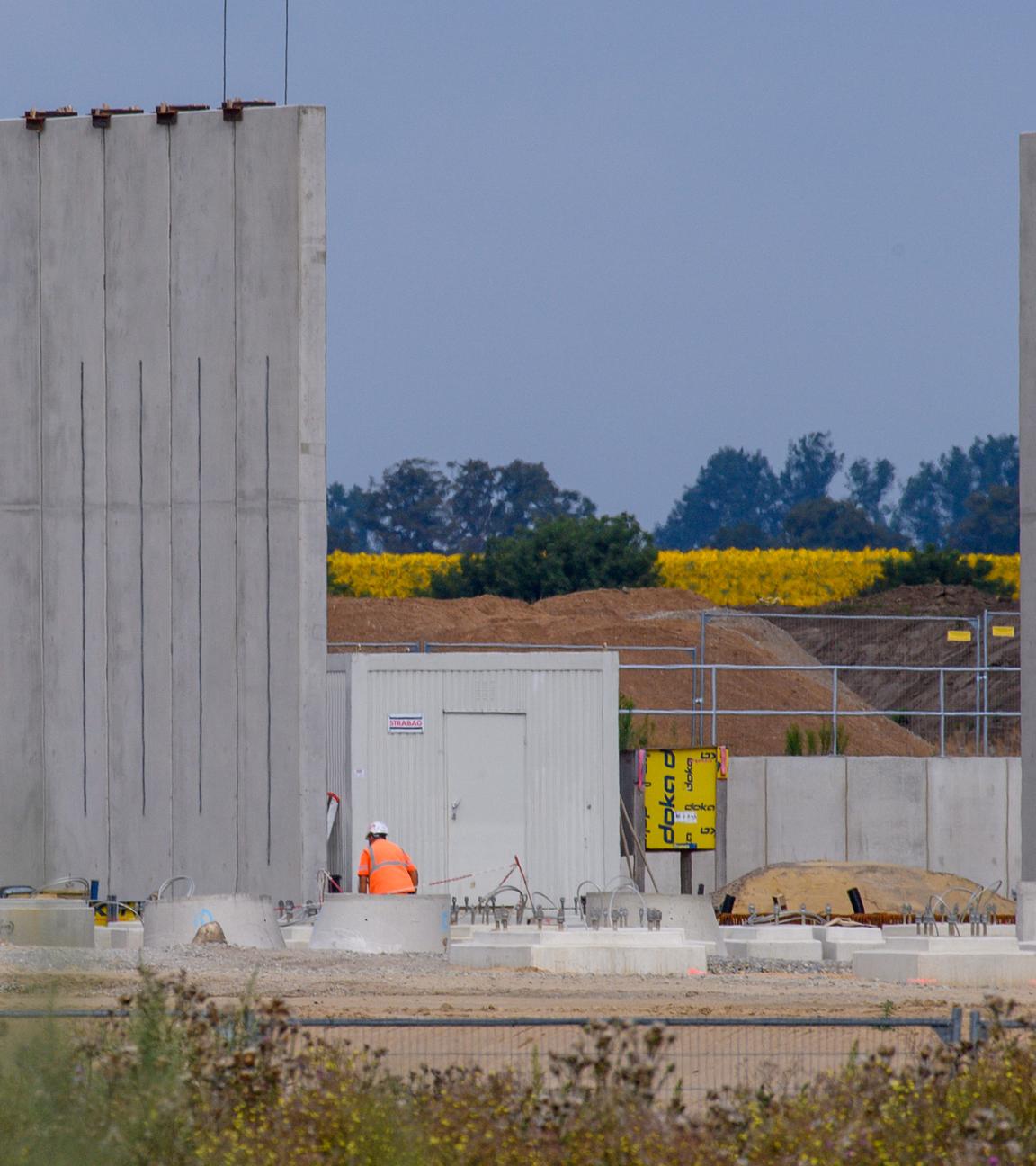 Magdeburg: Betonfertigteilwände stehen auf der Baustelle des Industriegebiets «High-Tech-Park», wo unter anderem Intel ein Werk errichten wollte. Der kriselnde Chipkonzern Intel hat die milliardenschweren Pläne für eine Fabrik in Magdeburg aufgegeben. 