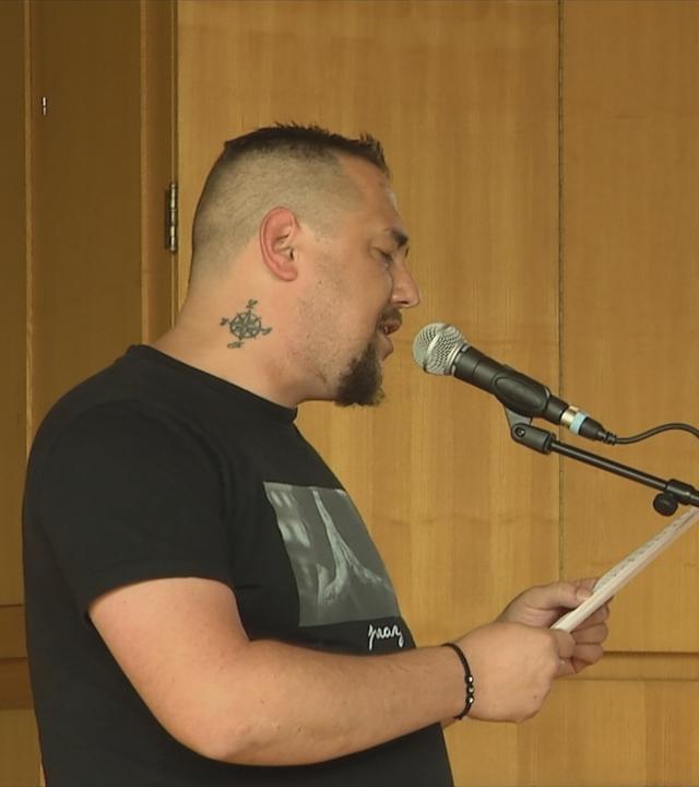 Häftling trägt eigenen Poetry Slam vor.