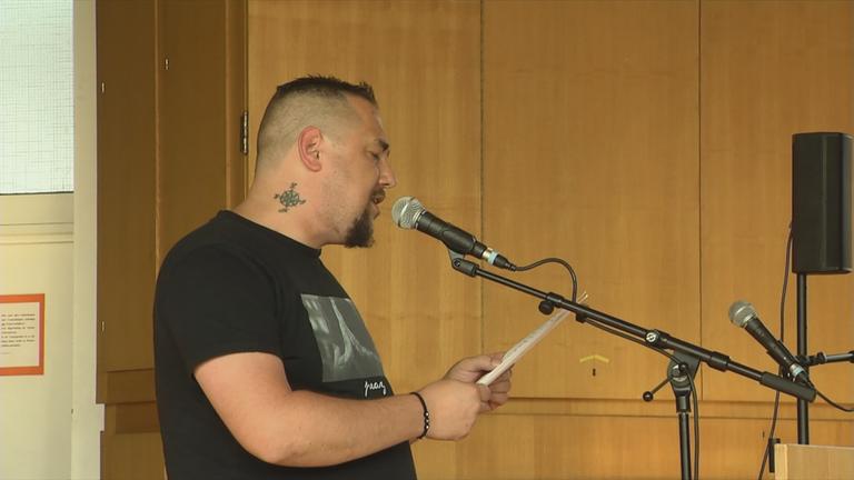 Häftling trägt eigenen Poetry Slam vor.