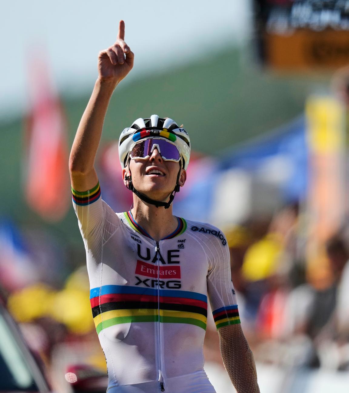 Tour de France, Auch - Hautacam (180,60 km), 12. Etappe. Tadej Pogacar überquert die Ziellinie als Sieger der zwölften Etappe und dtreckt dabei den Zeigefinger in die Höhe.