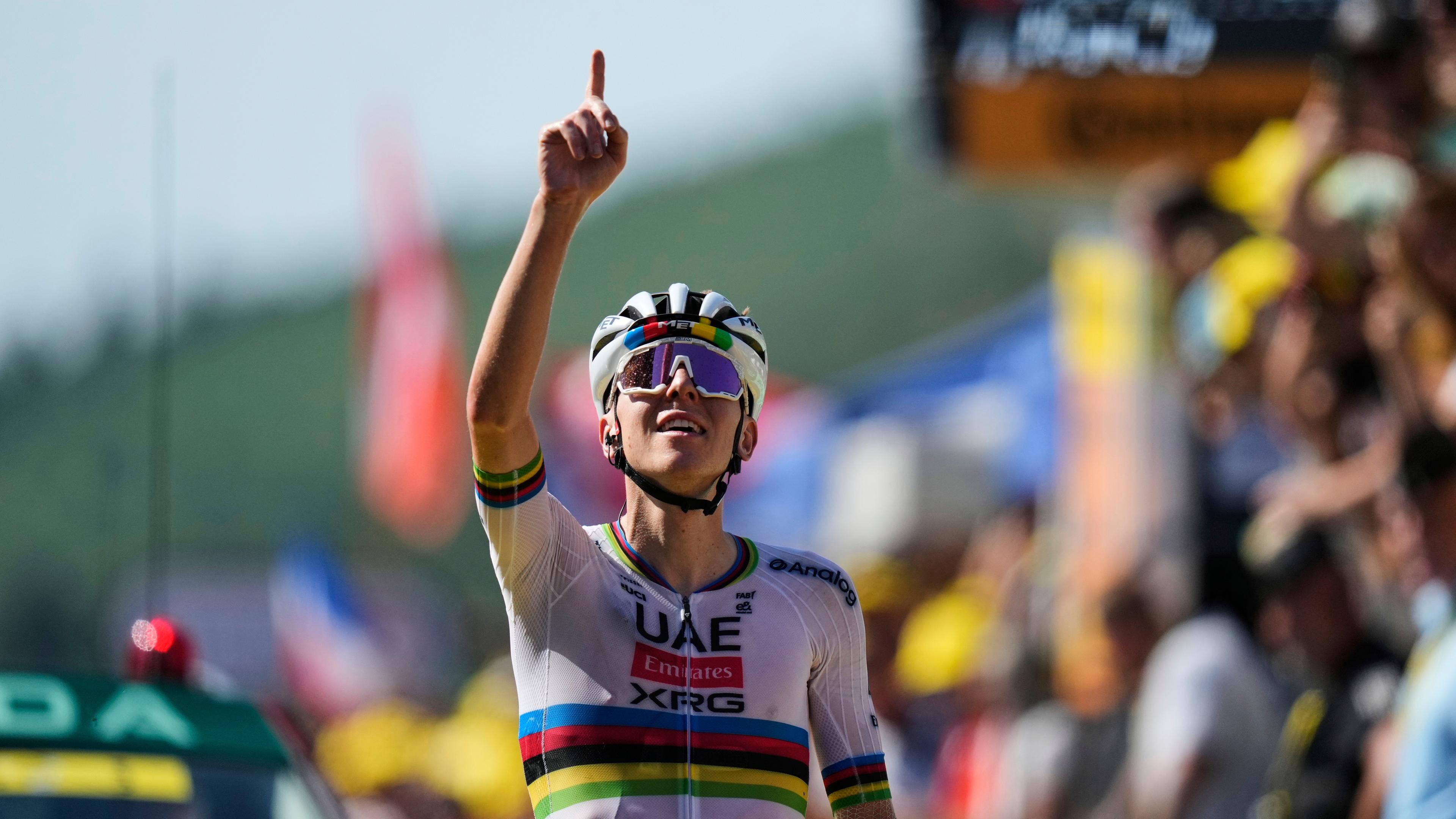Tour de France, Auch - Hautacam (180,60 km), 12. Etappe. Tadej Pogacar überquert die Ziellinie als Sieger der zwölften Etappe und dtreckt dabei den Zeigefinger in die Höhe.