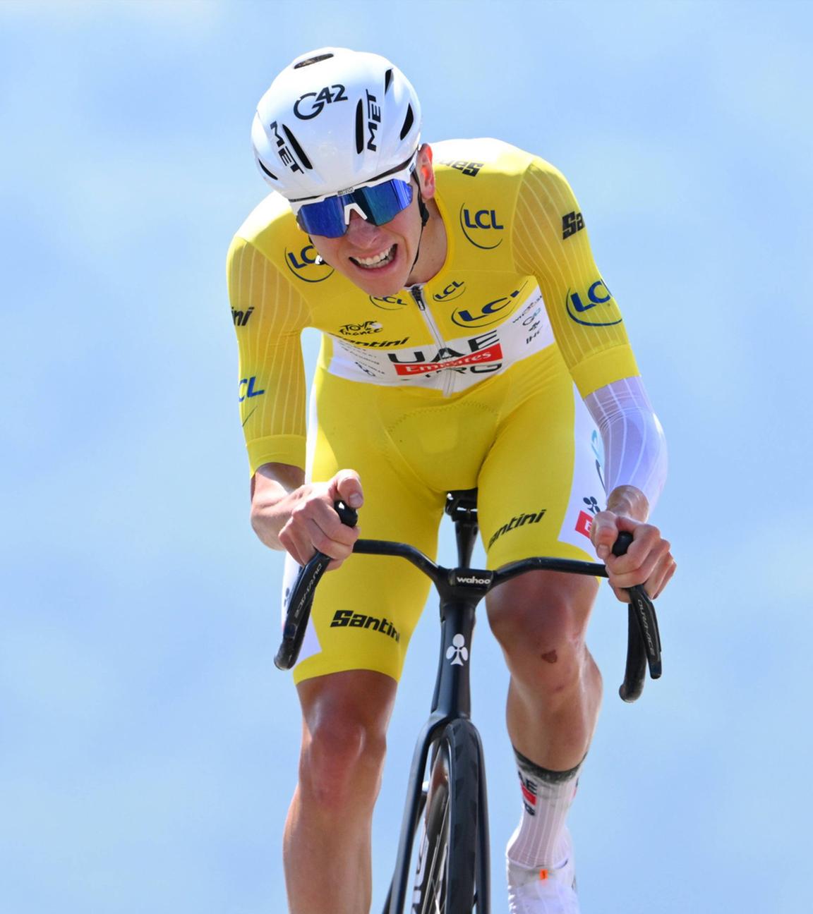Der Slowene Tadej Pogačar, der das Gelbe Trikot des Gesamtführenden trägt, gewinnt die 13. Etappe der Tour de France am 18 Juli 2025.