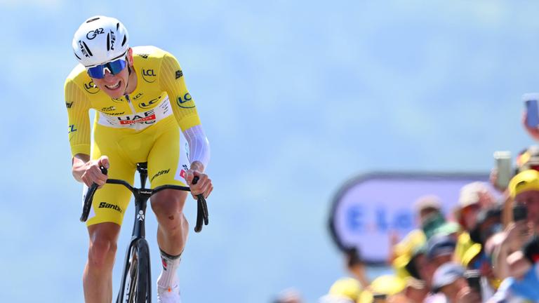 Der Slowene Tadej Pogačar, der das Gelbe Trikot des Gesamtführenden trägt, gewinnt die 13. Etappe der Tour de France am 18 Juli 2025.
