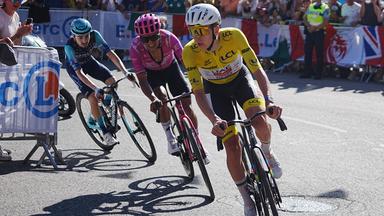 Die Radrennfahrer Tadej Pogačar, Richard Carapaz und Lenny Martinez fahren fokussiert die 19. Etappe der Tour de France 2026