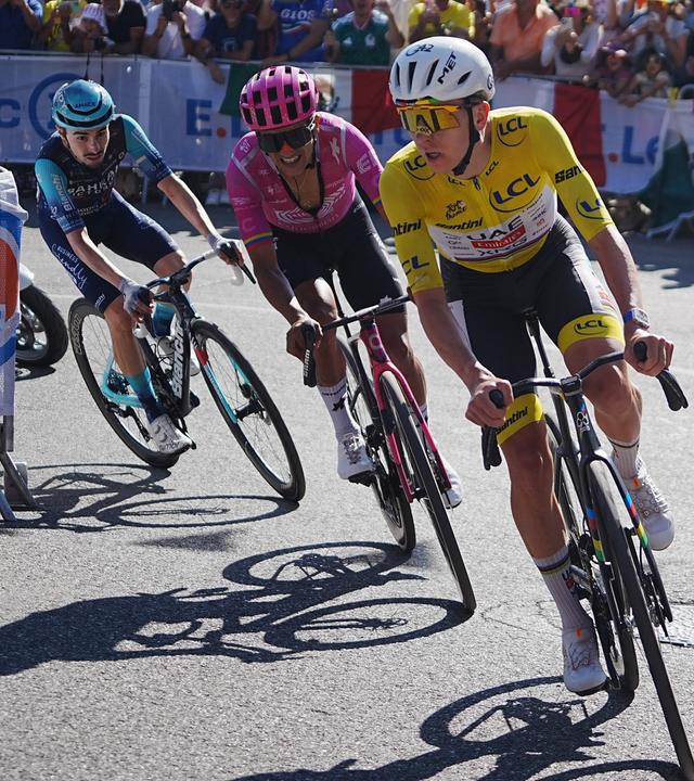 Die Radrennfahrer Tadej Pogačar, Richard Carapaz und Lenny Martinez fahren fokussiert die 19. Etappe der Tour de France 2026