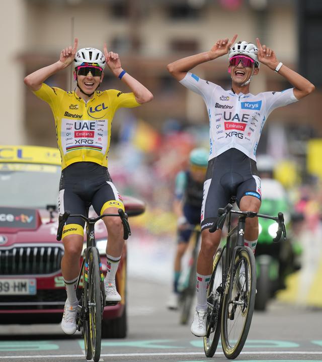 Der slowenische Radrennfahrer Tadej Pogacar und sein mexikanischer Konkurrent Isaac Del Toro lachen zusammen nach der 20. Etappe der Tour de France