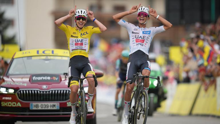 Der slowenische Radrennfahrer Tadej Pogacar und sein mexikanischer Konkurrent Isaac Del Toro lachen zusammen nach der 20. Etappe der Tour de France