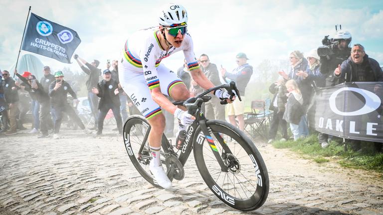 Pogacar bei der Berganfahrt im weißen Trikot