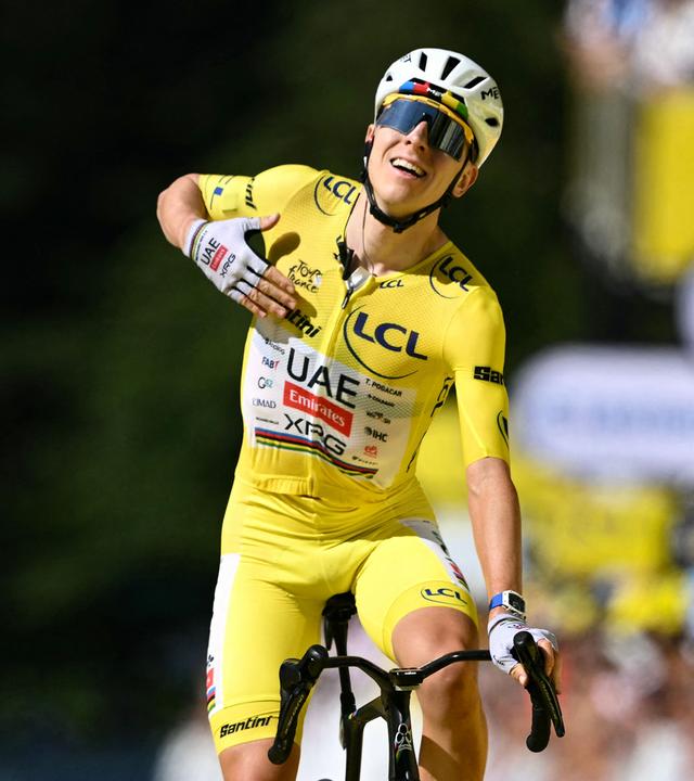 Tadej Pogacar bejubelt seinen Sieg auf der zehnten Etappe der Tour de France 2026