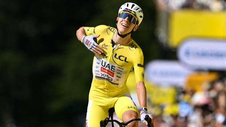 Tadej Pogacar bejubelt seinen Sieg auf der zehnten Etappe der Tour de France 2026