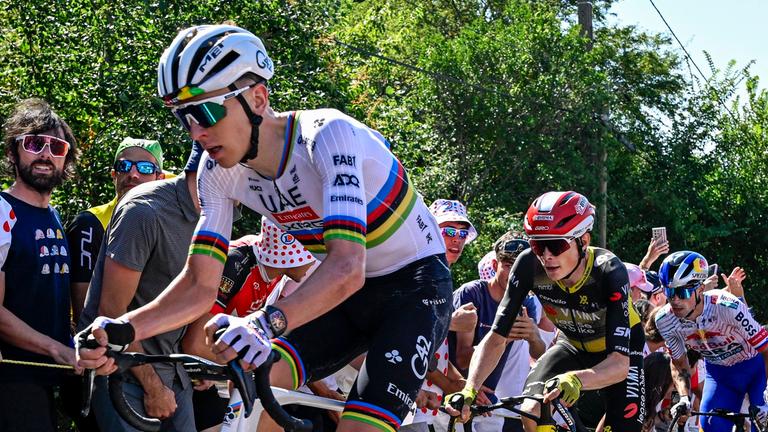 Tadej Pogacar auf der 11. Etappe vor Jonas Vingegaard