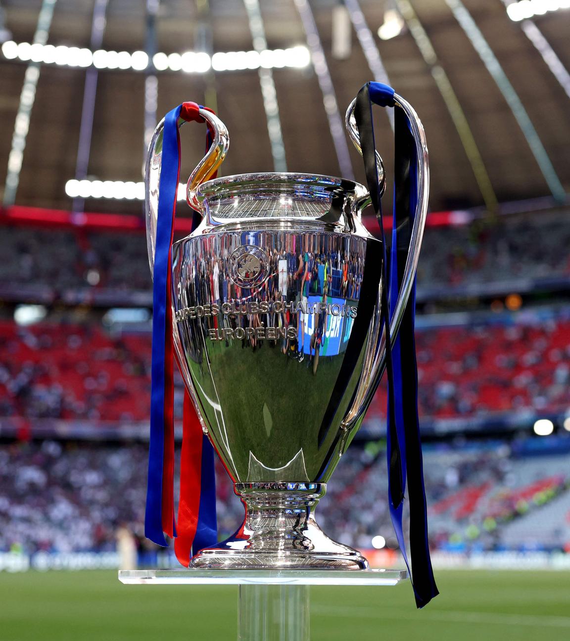 Der Pokal vor dem Final der Champions League am 31.05.25.