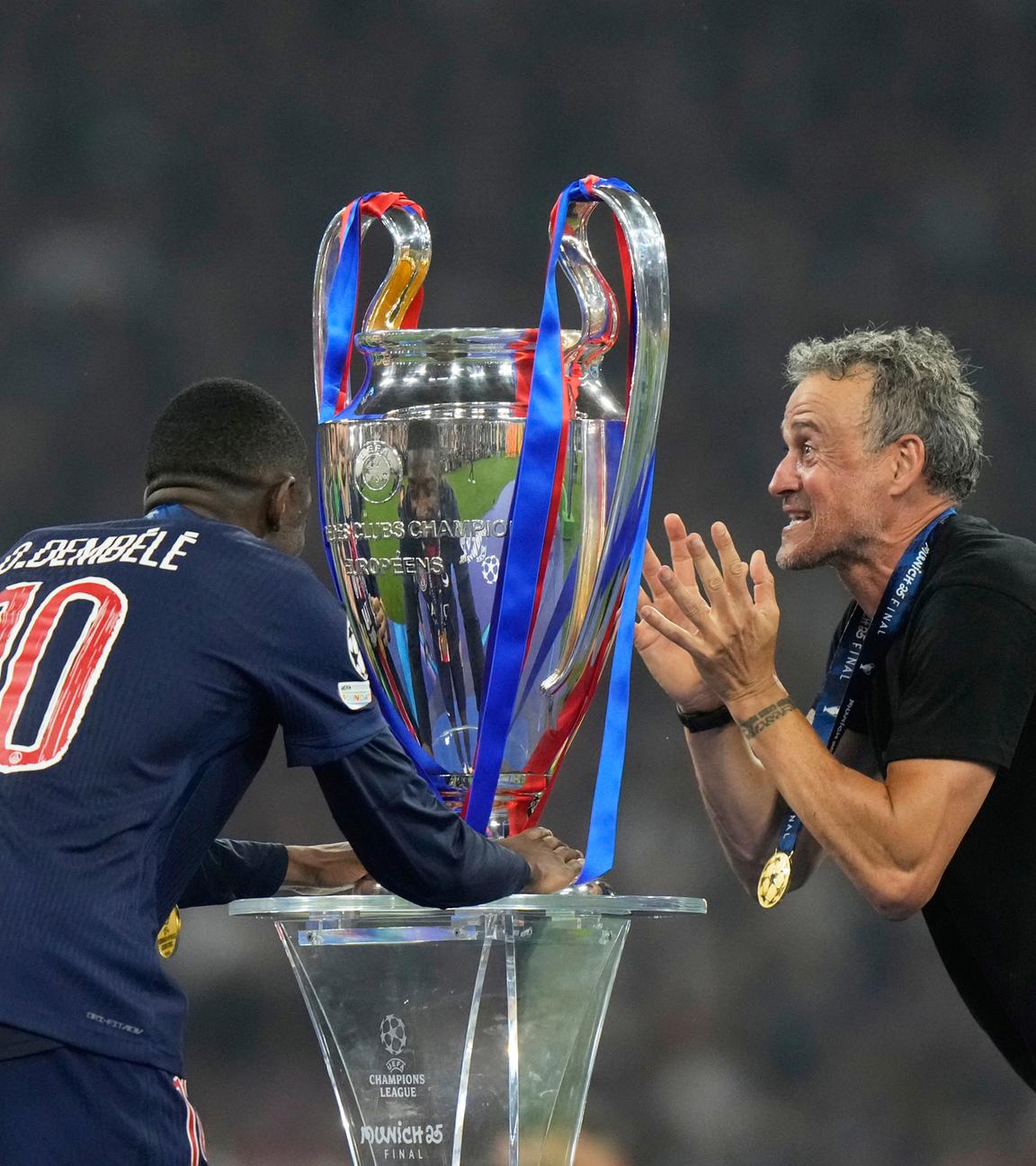 Luis Enrique und Spieler Vitinha (l.) und Ousmane Dembele mit dem Pokal.