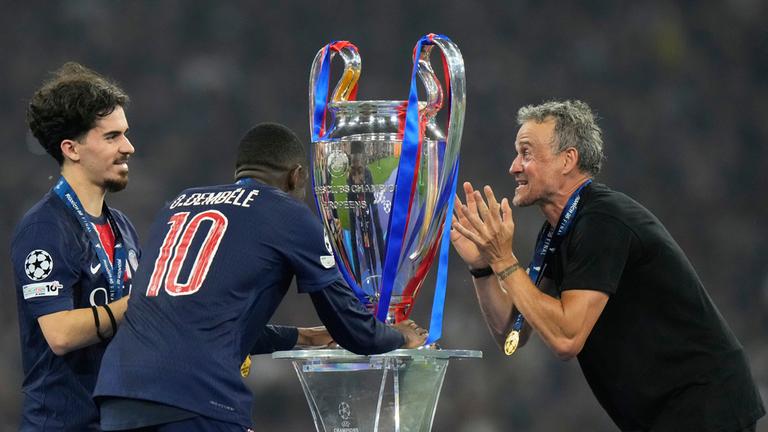 Luis Enrique und Spieler Vitinha (l.) und Ousmane Dembele mit dem Pokal.