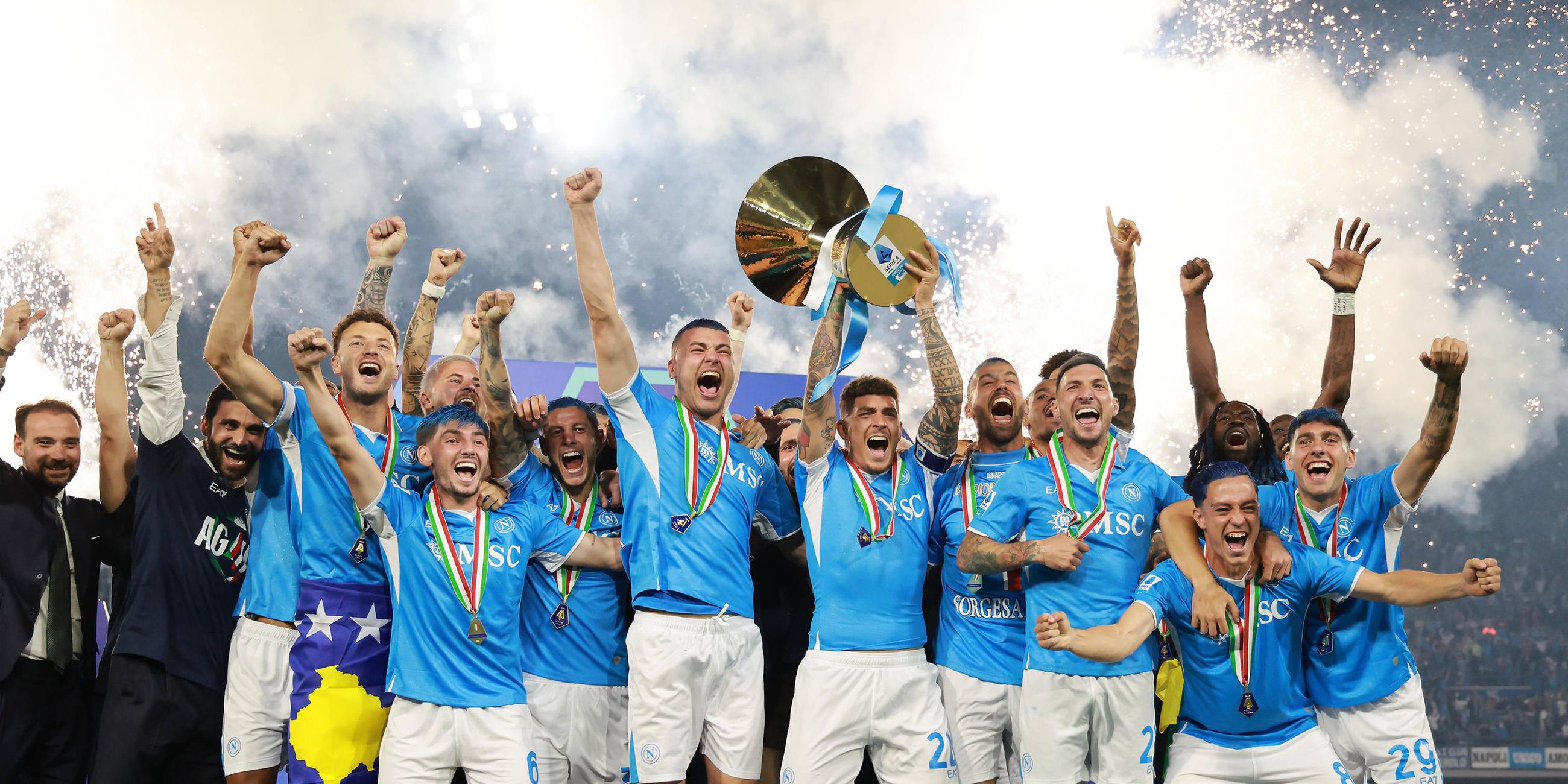 Die Mannschaft des SSC Napoli jubelt mit Pokal in der Hand über den Sieg der italienischen Meisterschaft 2024/25.