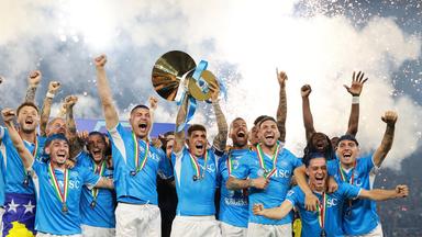 Die Mannschaft des SSC Napoli jubelt mit Pokal in der Hand über den Sieg der italienischen Meisterschaft 2024/25.