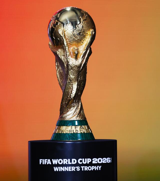 Ein Pokal der FIFA Fussball-Weltmeisterschaft wird auf der Bühne präsentiert.