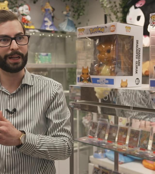 Eine Pokemón-Karte wird gezeigt