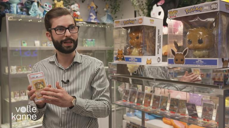 Eine Pokemón-Karte wird gezeigt