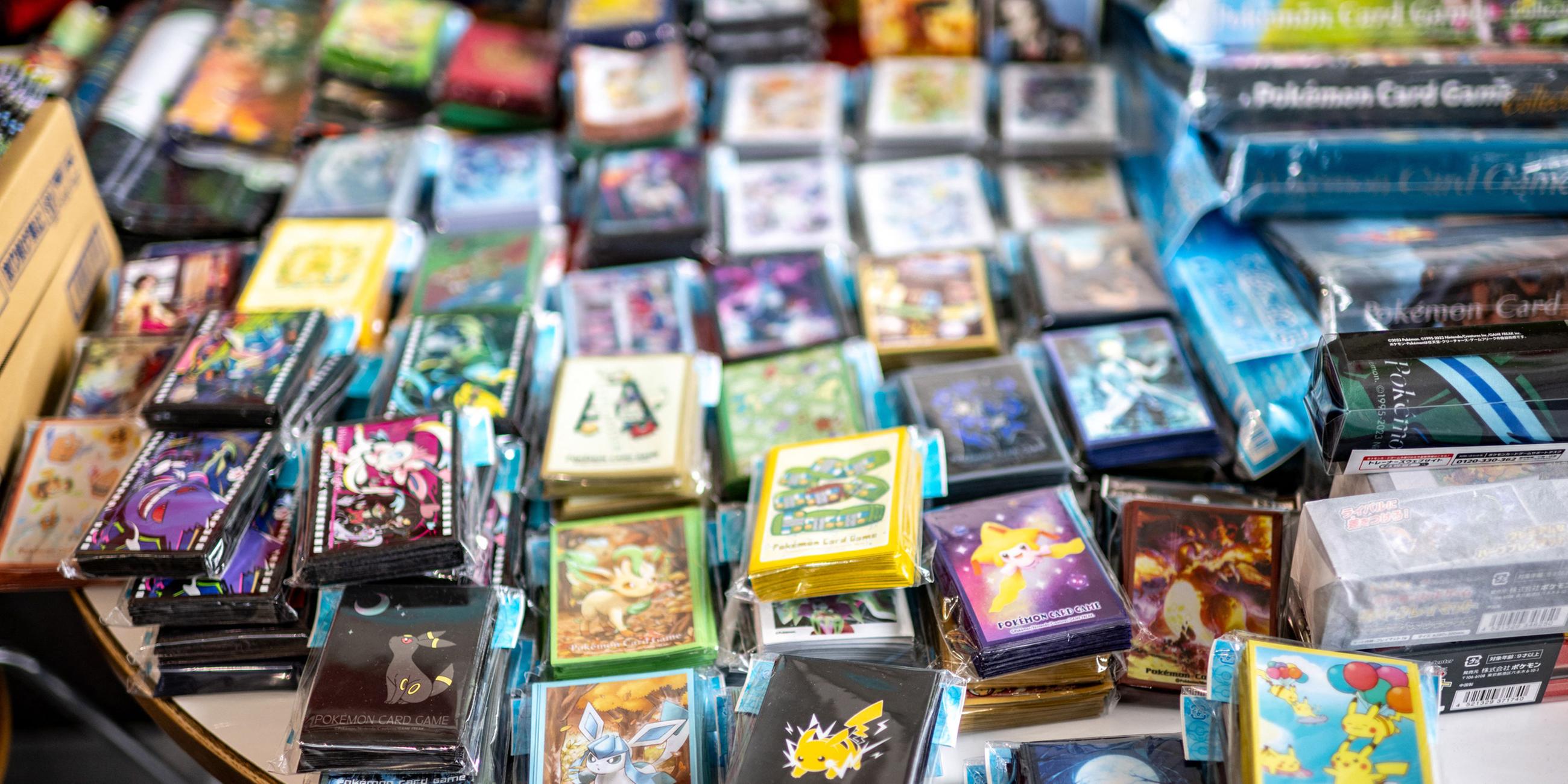Archiv: Pokémon-Fans stellen während der Pokémon-Weltmeisterschaften 2023 in Yokohama am 11. 08. 2023 Karten und Produkte im dafür vorgesehenen Handelsbereich aus. 