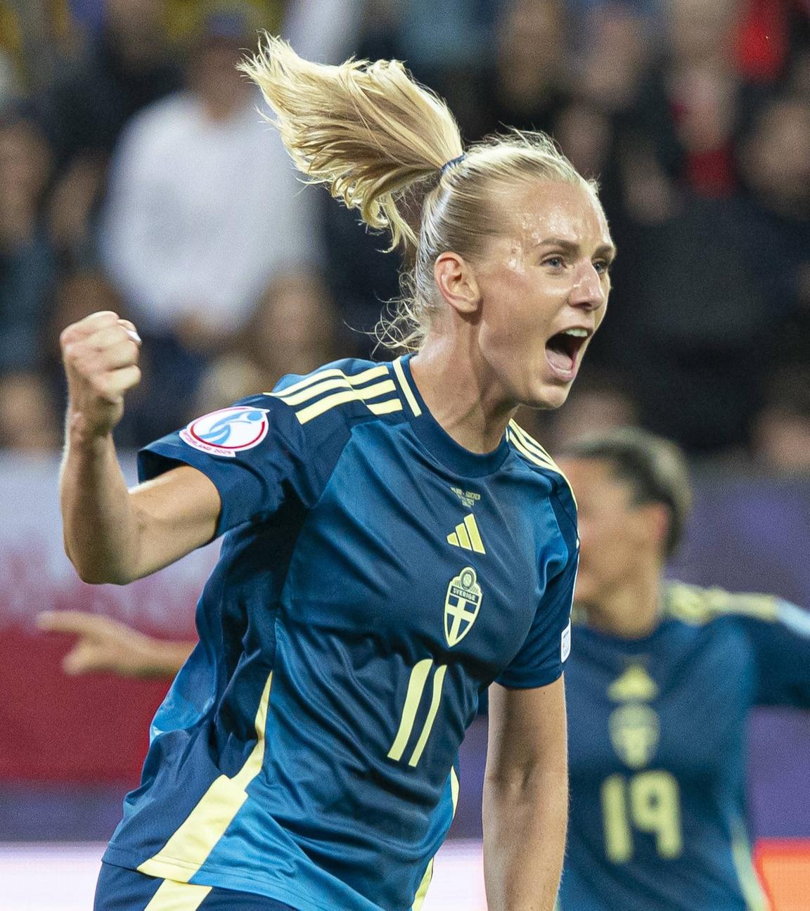 Emma Stina Blackstenius (Schweden) feiert ihr Tor gegen Polen.