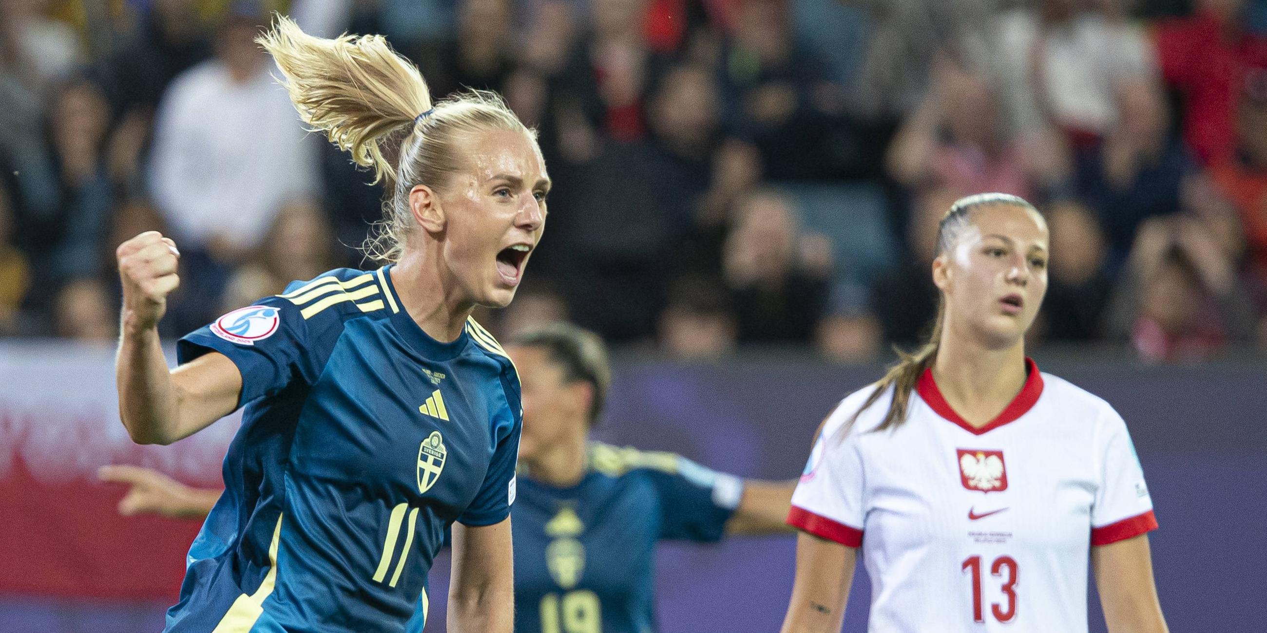 Emma Stina Blackstenius (Schweden) feiert ihr Tor gegen Polen.
