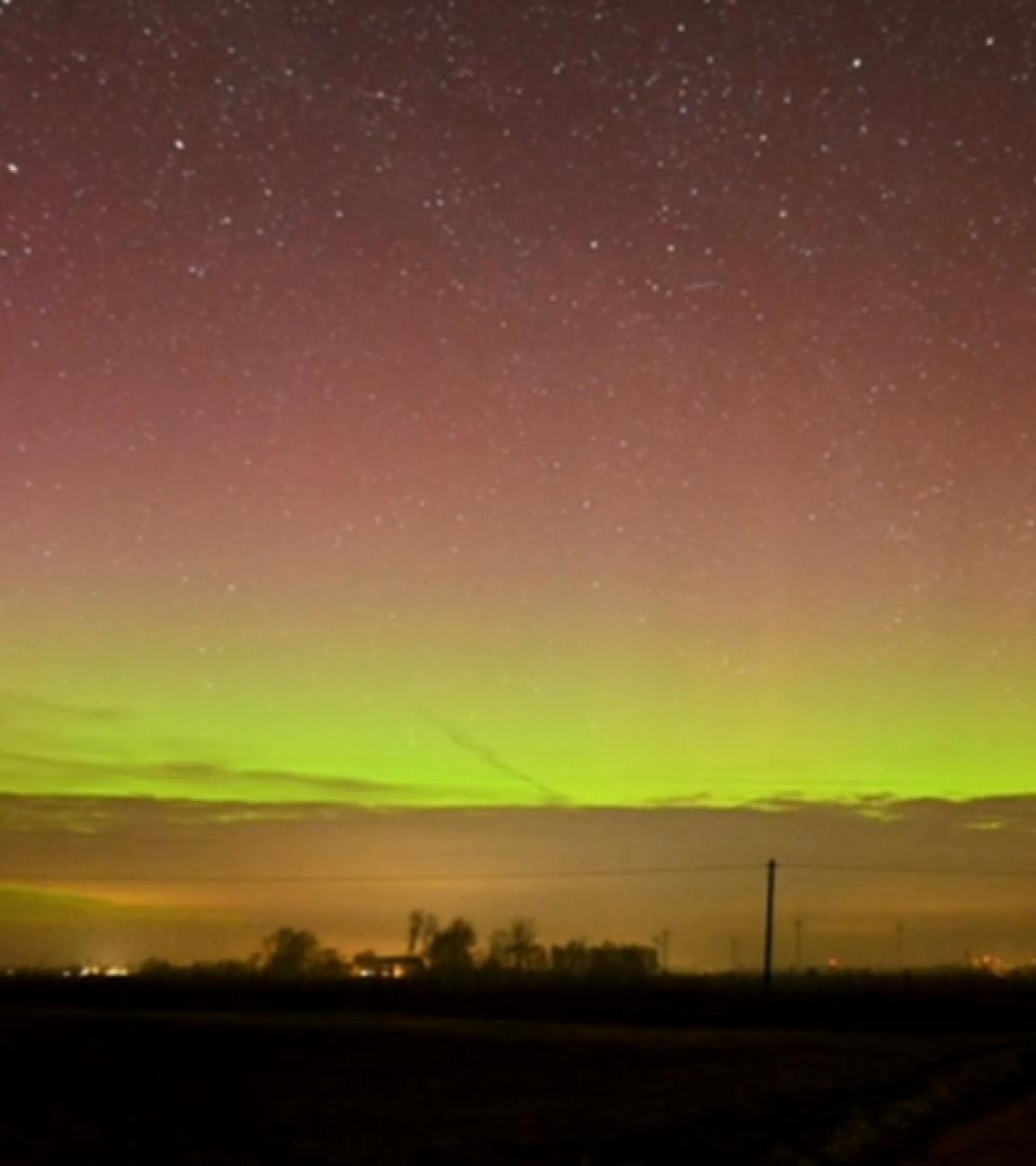 Bunte Polarlichter erleuchten den Himmel in Nordfriesland in Schleswig-Holstein.