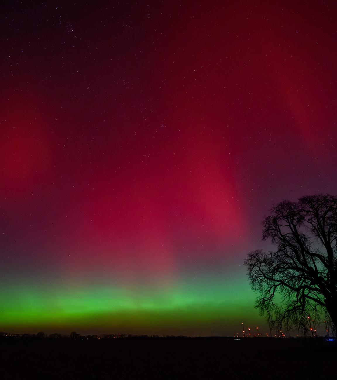 Polarlichter leuchten am Nachthimmel