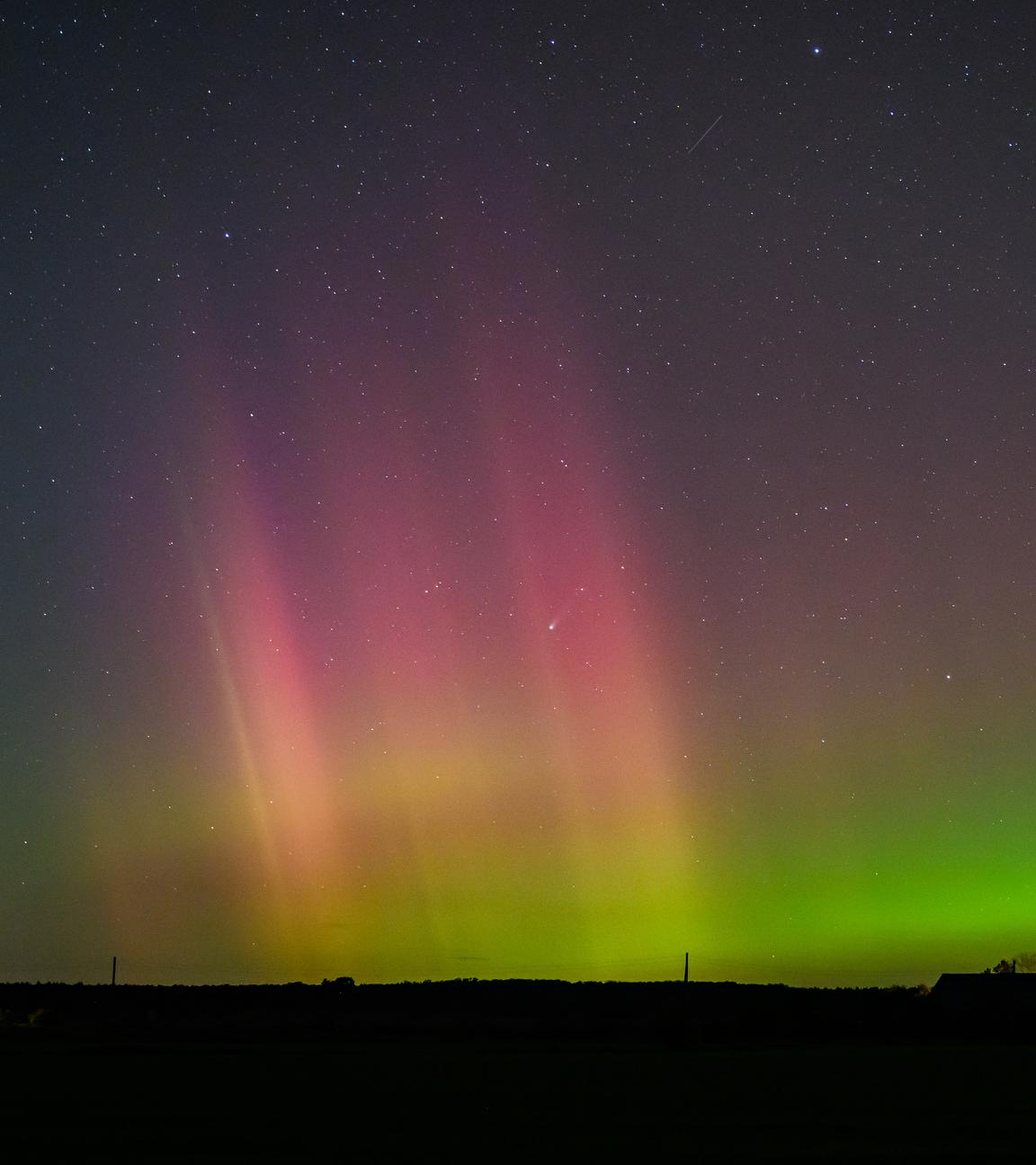 Polarlicht und Komet leuchten am Nachthimmel