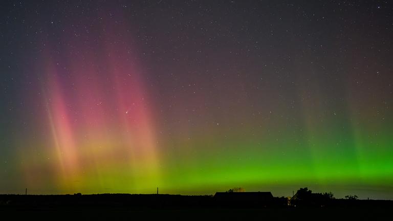 Polarlicht und Komet leuchten am Nachthimmel