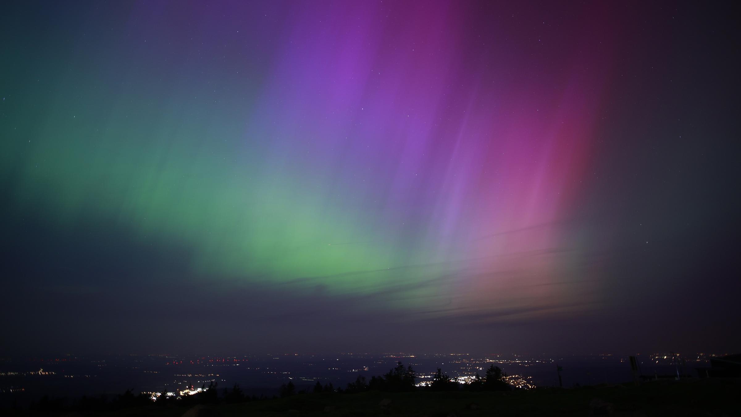 Sachsen-Anhalt, Schierke: Polarlichter erscheinen über dem Brocken am Nachthimmel.