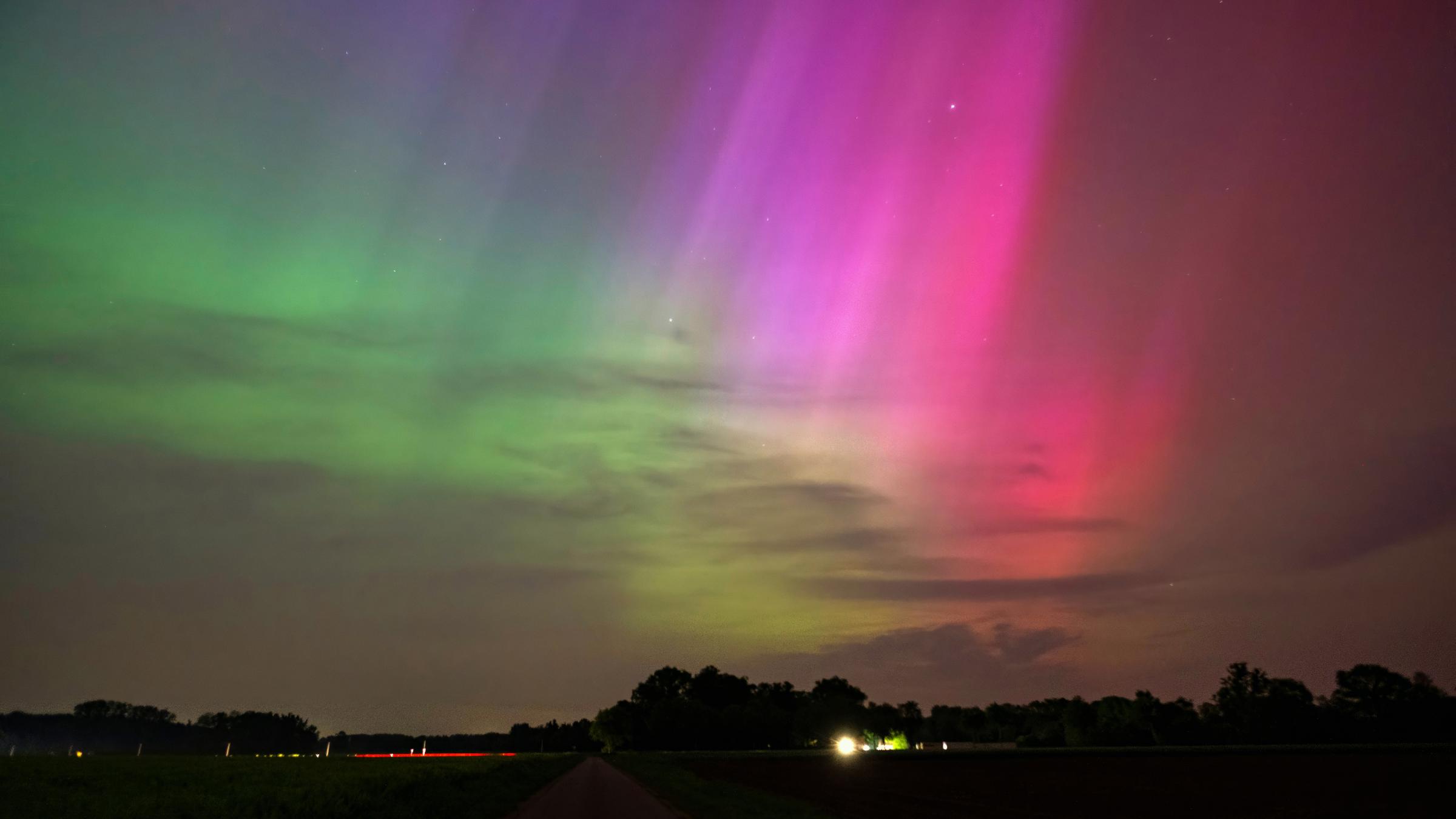 Niedersachsen, Bersenbrück: Polarlichter erscheinen am Himmel über Bersenbrück.