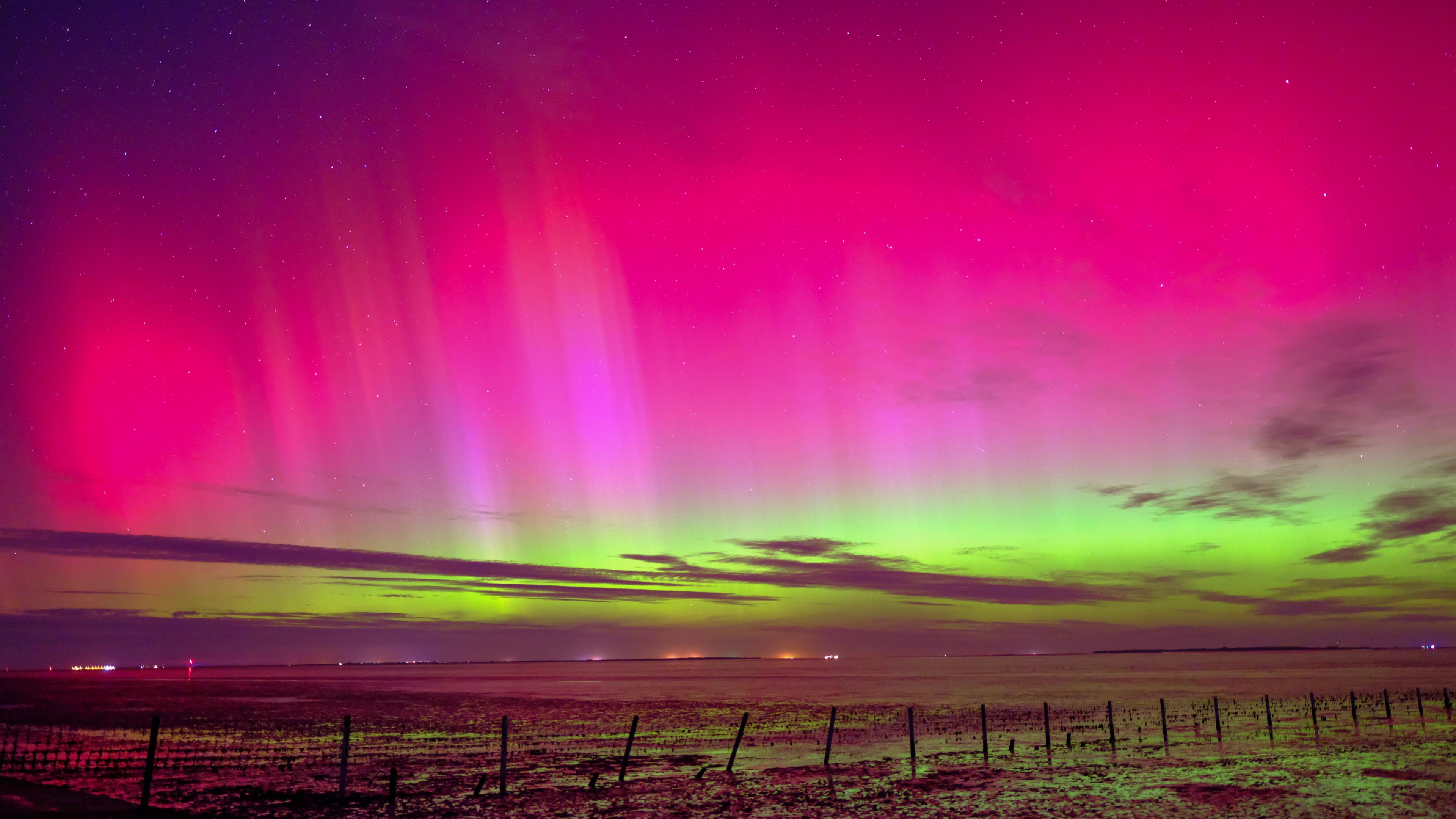 Niedersachsen, Schillig: Polarlichter sind am Himmel über Schillig (Kreis Friesland) zu sehen.