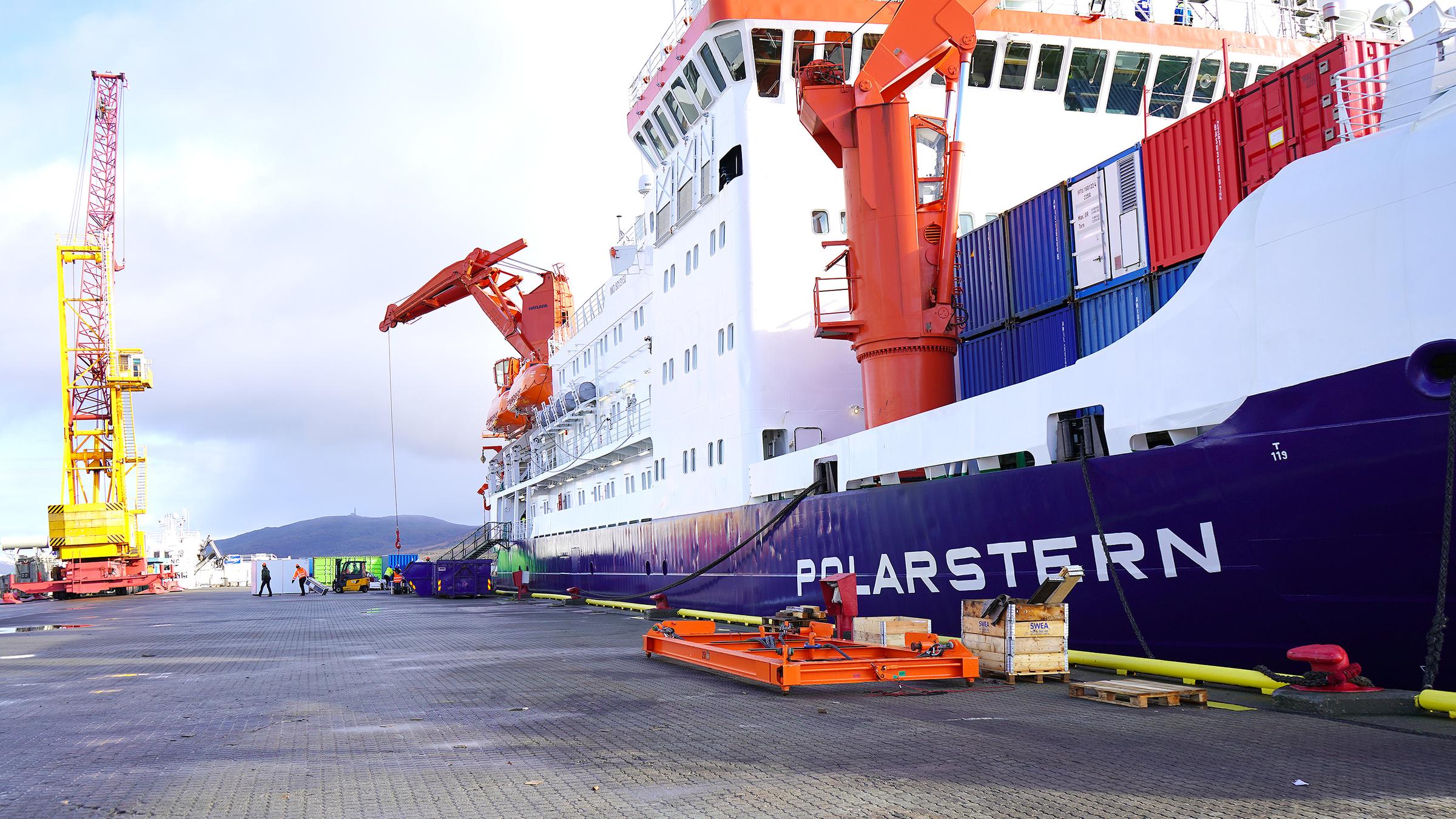 Die Polarstern liegt in Tromsö in Norwegen. Heute um 20:30 Uhr legt der Forschungseisbrecher ab um eine geeignete Eisscholle zu finden. Sie muss mindestens 1,5 m dick sein.