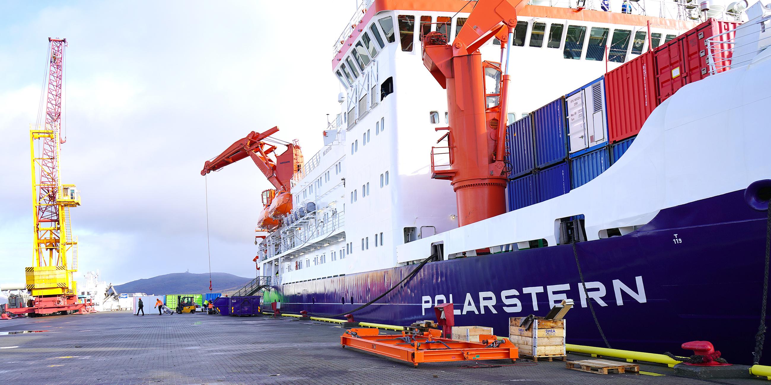 Die Polarstern liegt in Tromsö in Norwegen. Heute um 20:30 Uhr legt der Forschungseisbrecher ab um eine geeignete Eisscholle zu finden. Sie muss mindestens 1,5 m dick sein.