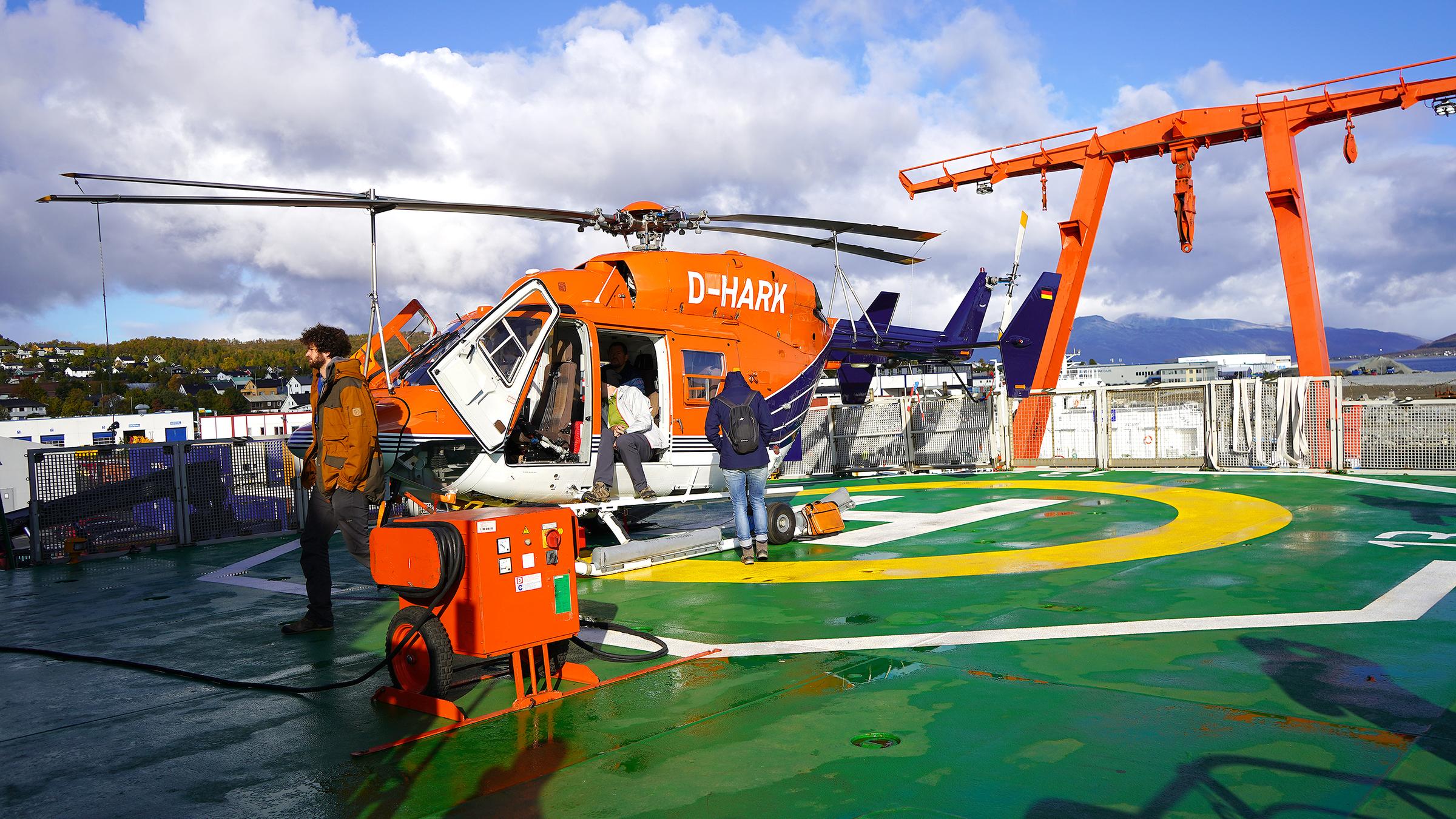 Letzte Checks am Hubschrauber. Wissenschaftler installieren eine Kamera um Aufnahmen während des Fluges zu erstellen.