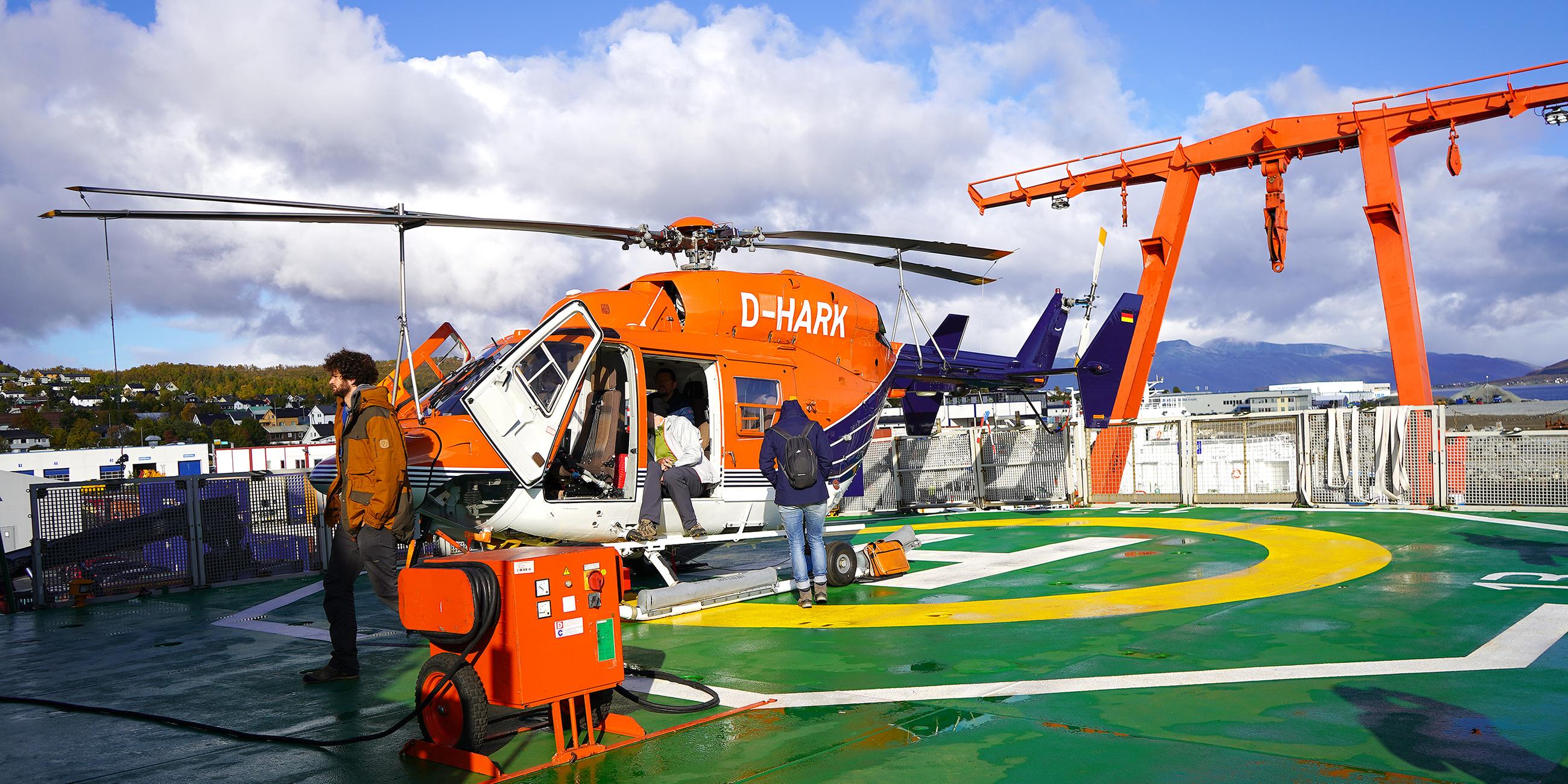 Letzte Checks am Hubschrauber. Wissenschaftler installieren eine Kamera um Aufnahmen während des Fluges zu erstellen.