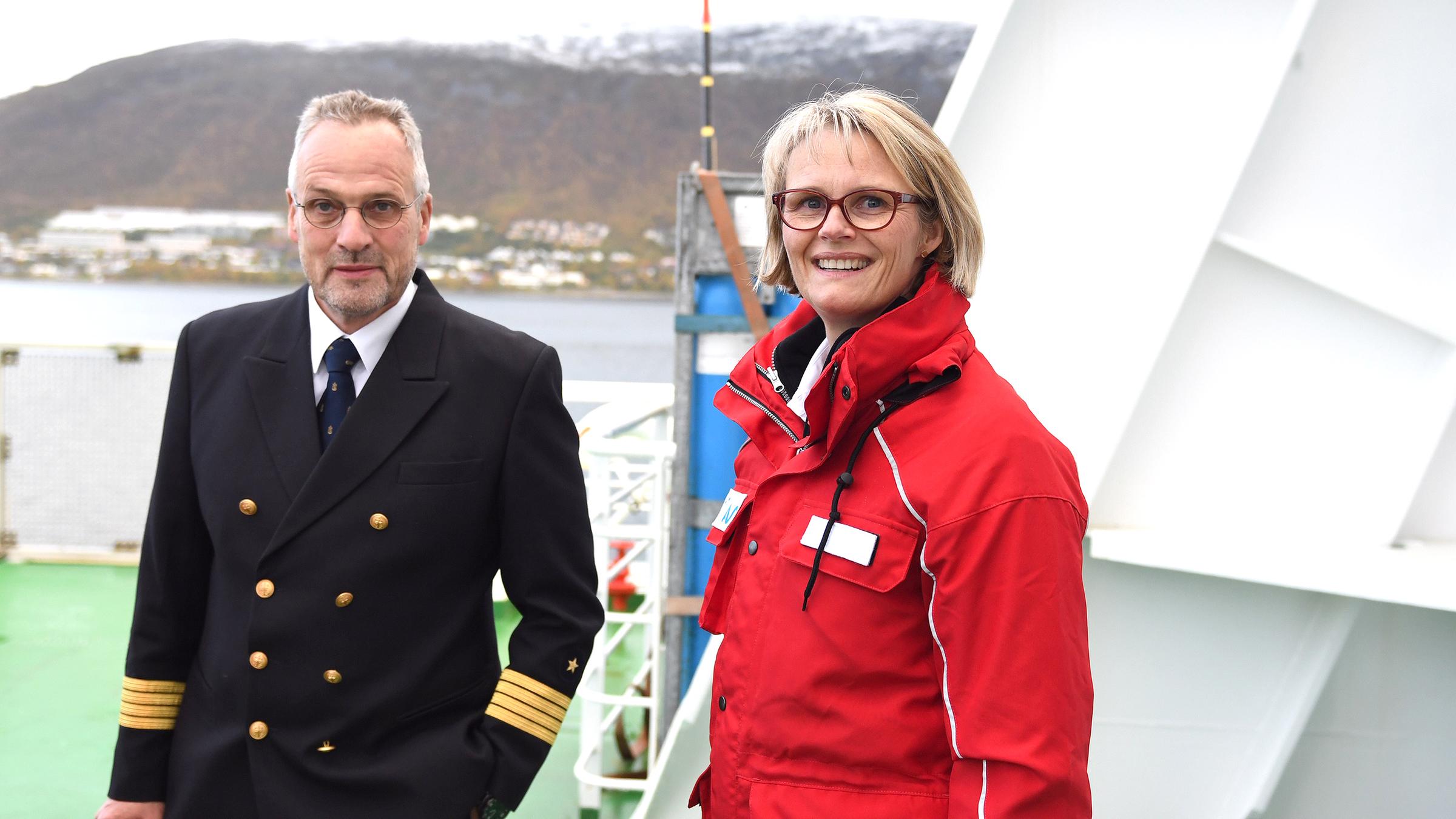 Bundesforschungsministerin Anja Karlicek und der Kapitän der Polarstern Stefan Schwarze