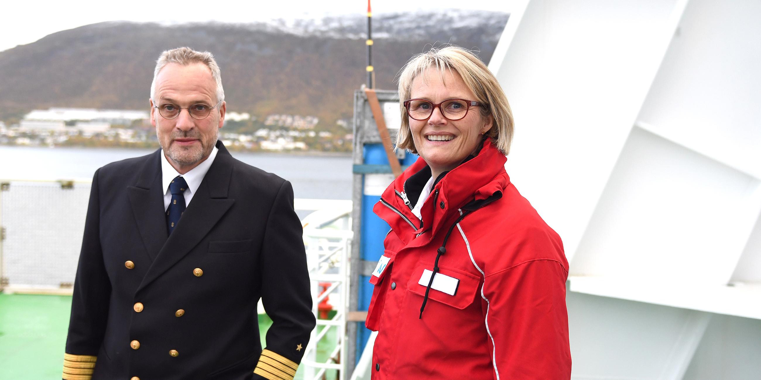 Bundesforschungsministerin Anja Karlicek und der Kapitän der Polarstern Stefan Schwarze