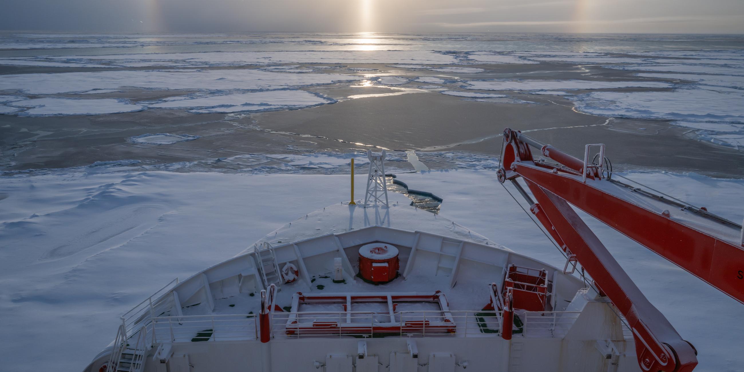 Ein Blick von der Polarstern auf das Eis und Meer der Arktis.